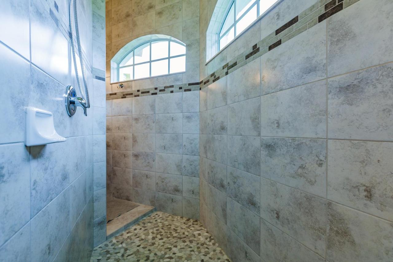 | Scenic water view, 2 master suites with direct pool access - Villa Casa Amarilla
