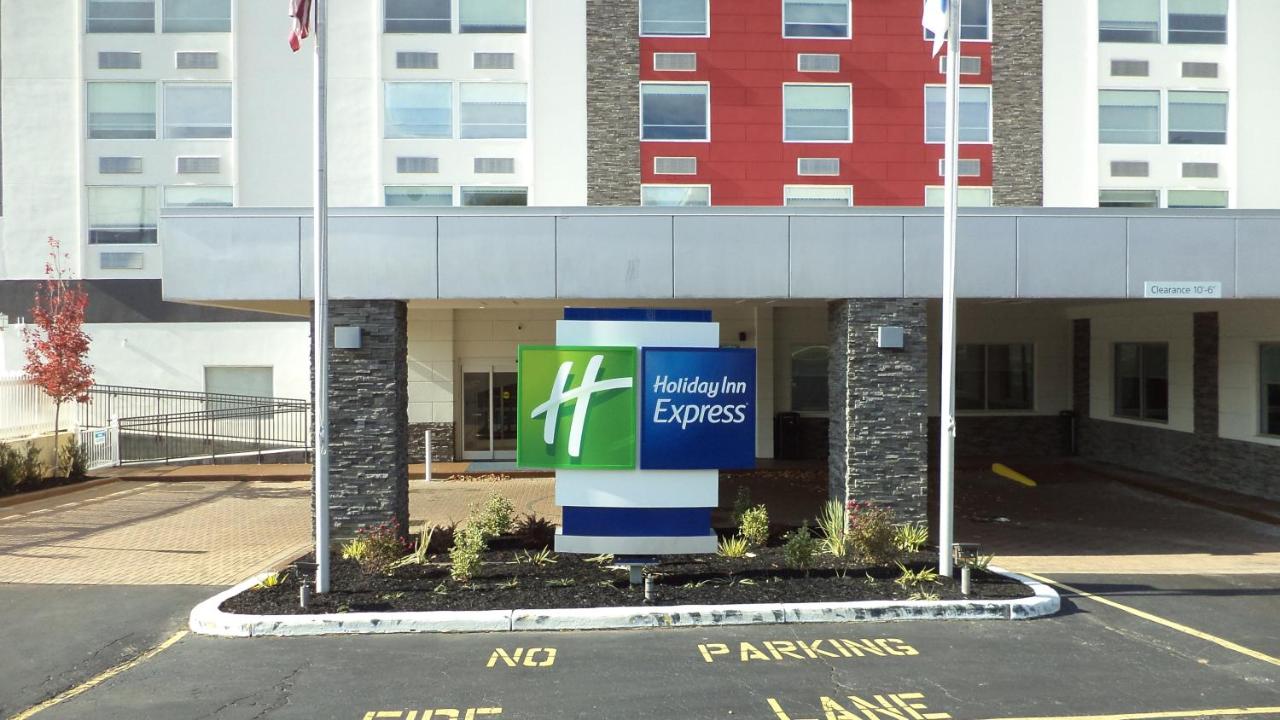 | Holiday Inn Express Richmond - Midtown, an IHG Hotel