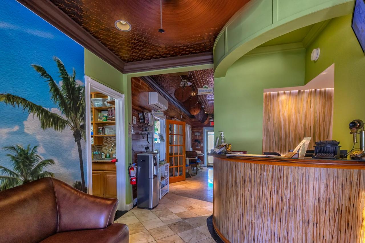 | Seascape Tropical Inn