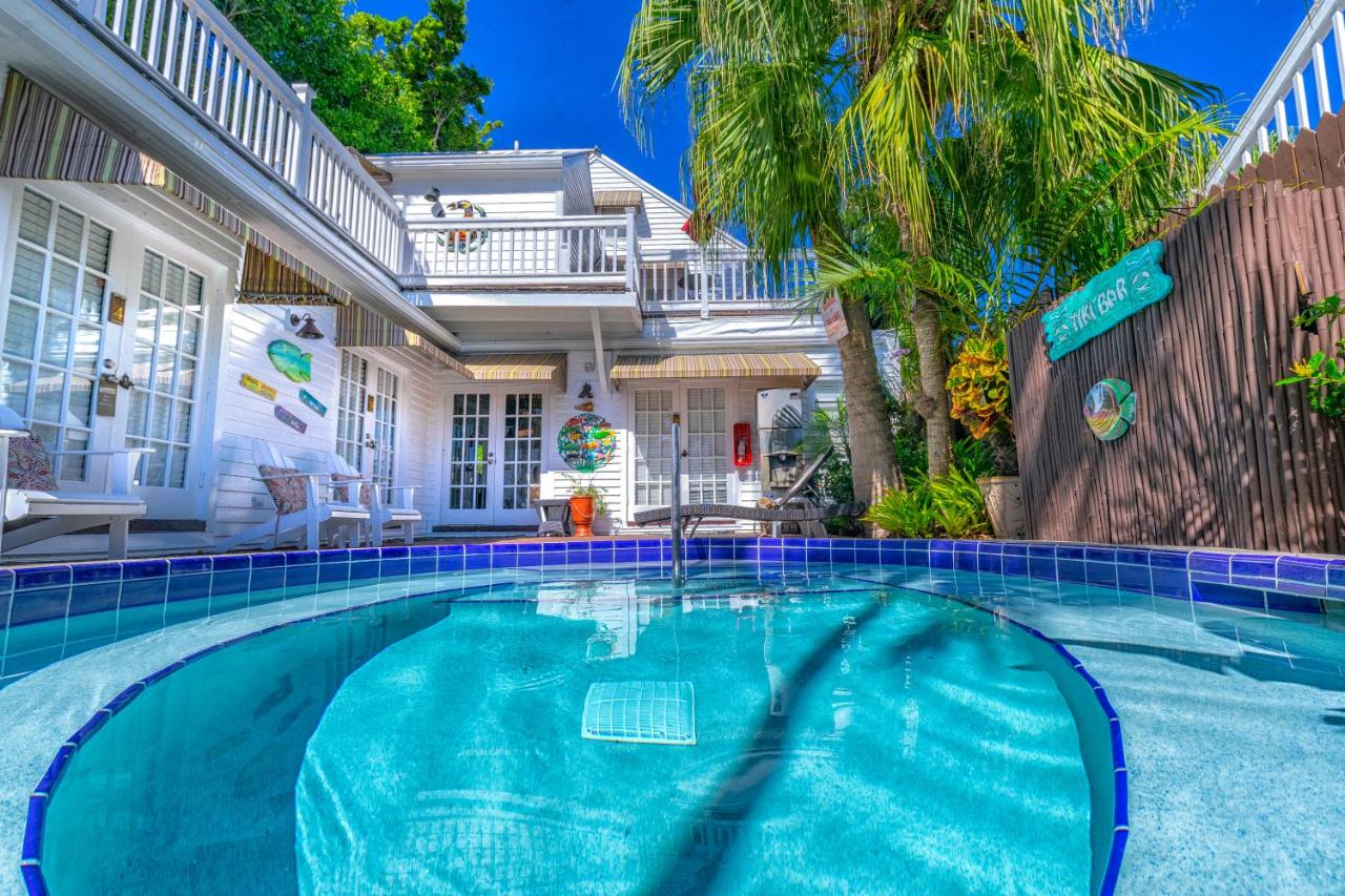 | Seascape Tropical Inn