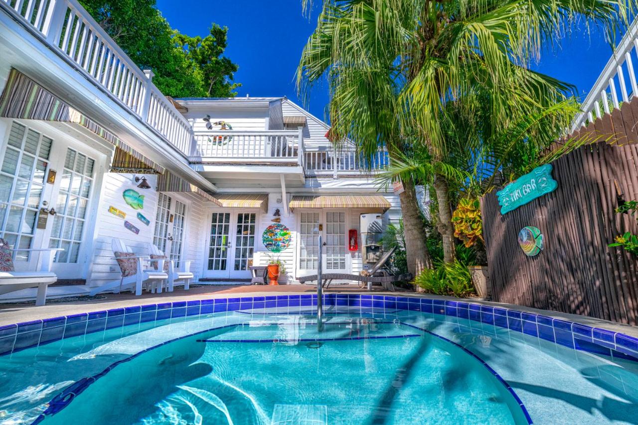 | Seascape Tropical Inn