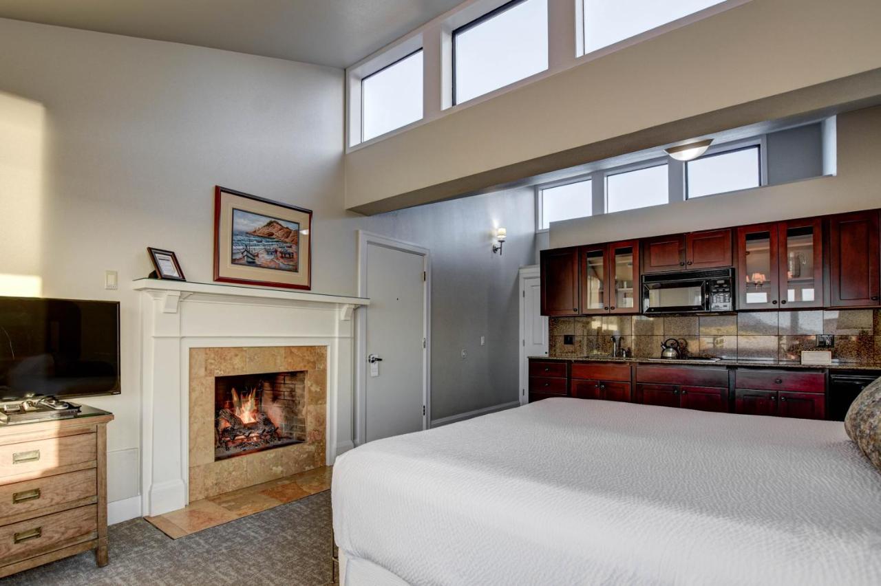 Flagship - Ocean Front King Studio at The Waves