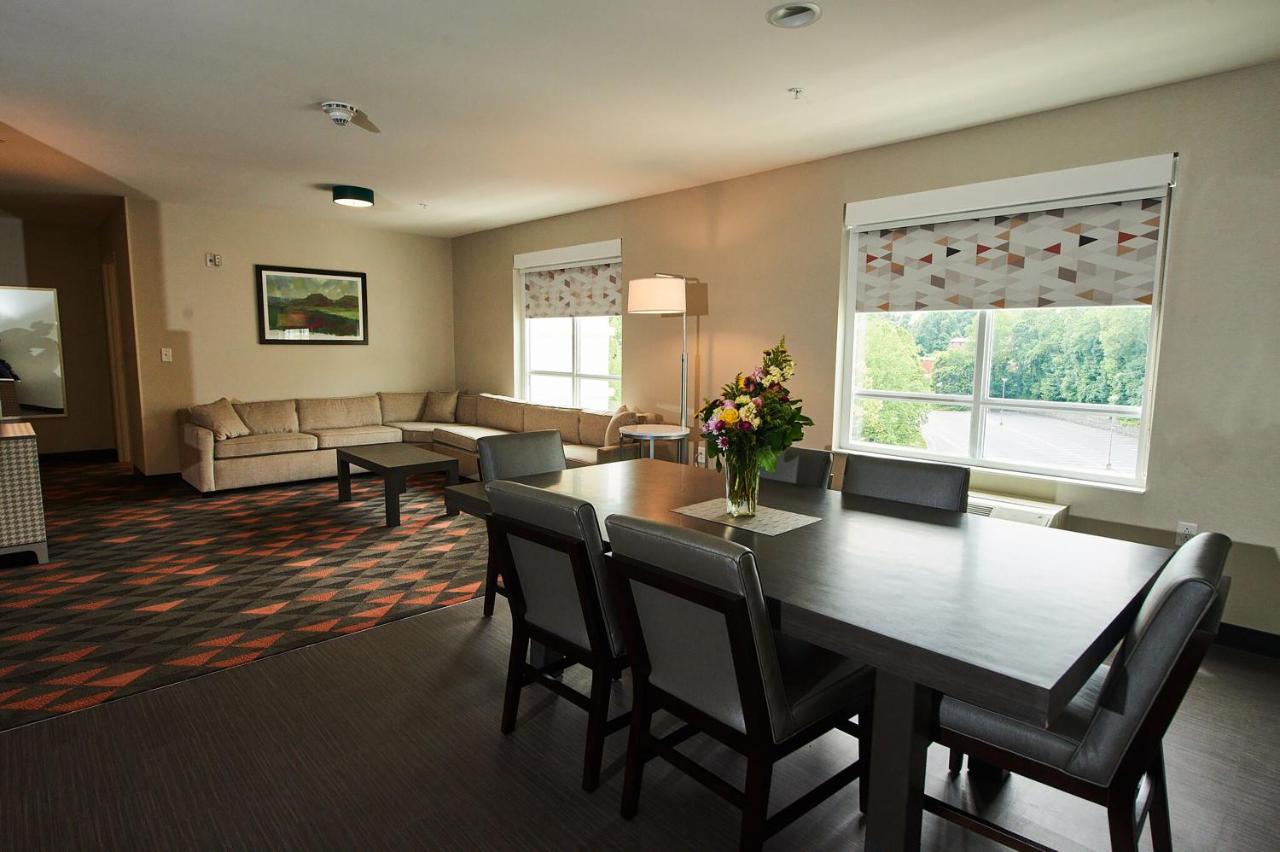 Deluxe Suite - Hearing Accessible - Non-Smoking at Holiday Inn & Suites Philadelphia W - Drexel Hill by IHG