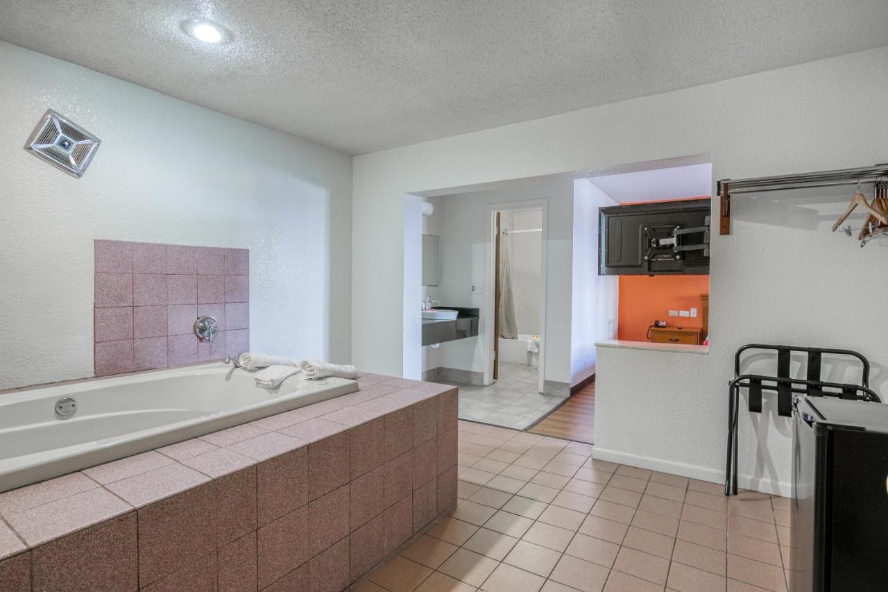 One-Bedroom Suite at FairBridge Inn Express North Lima