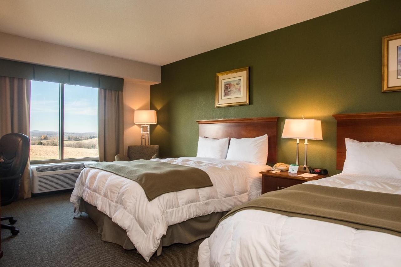 Queen Room with Two Queen Beds - Non-Smoking at Round Hill Inn