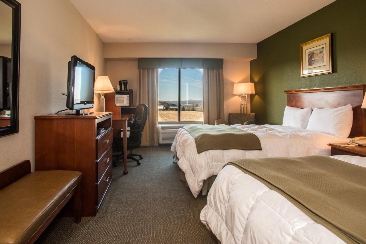 Queen Room with Two Queen Beds - Non-Smoking at Round Hill Inn