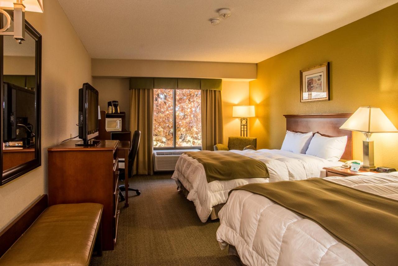 Queen Room with Two Queen Beds - Non-Smoking at Round Hill Inn