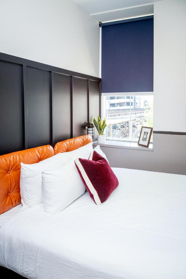 Deluxe Queen Room at The Chicago Hotel Collection River North