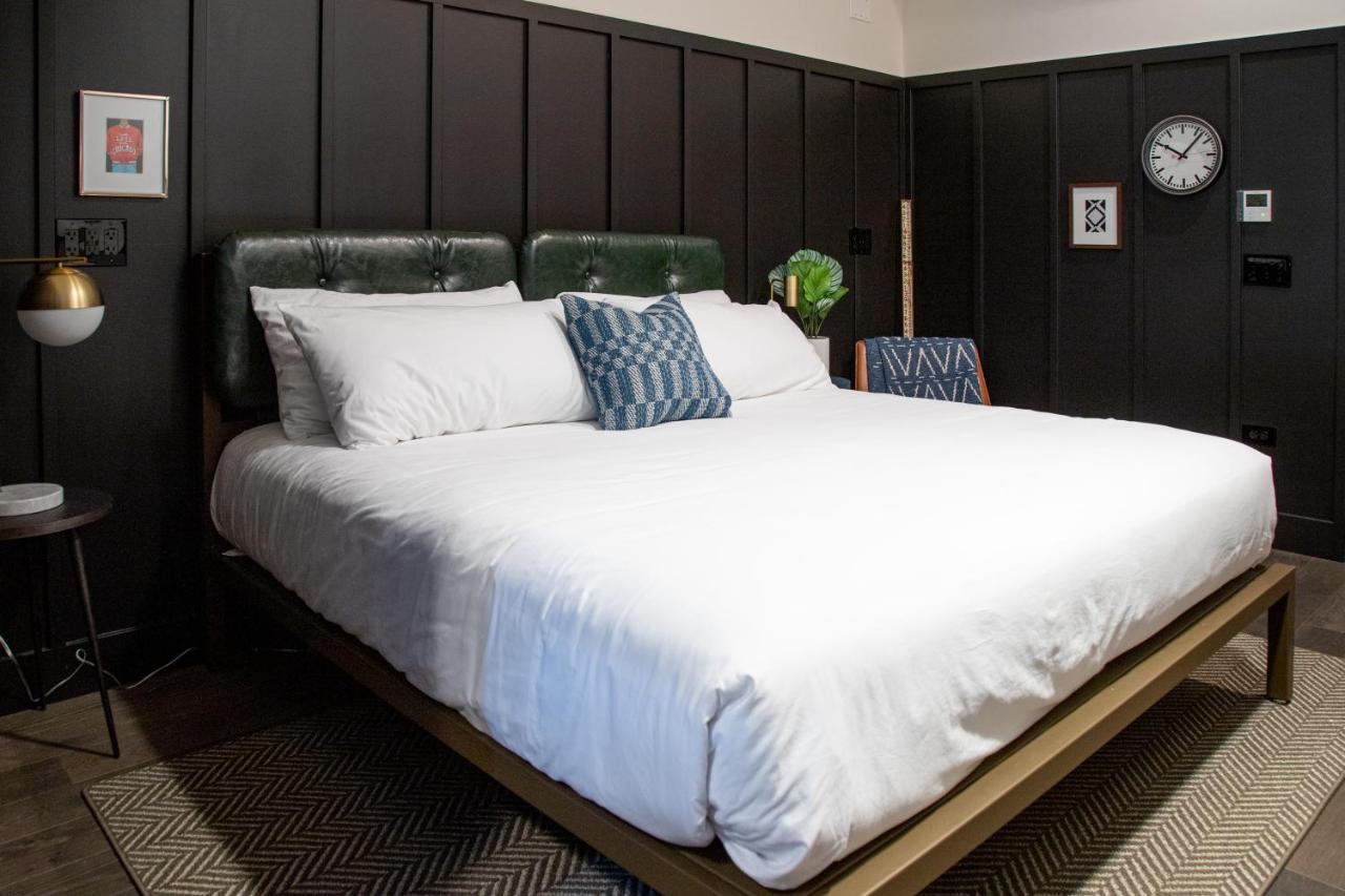 Deluxe King Room at The Chicago Hotel Collection River North