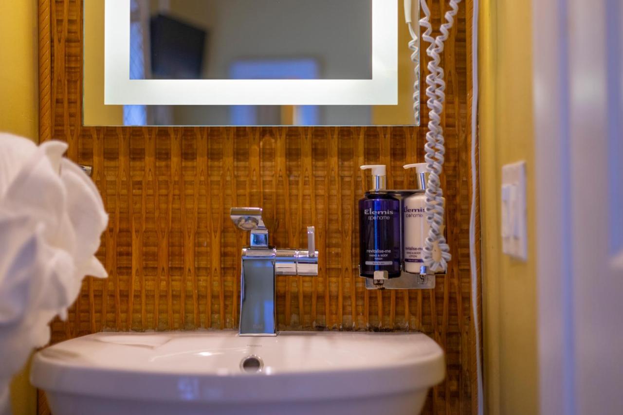 | Seascape Tropical Inn