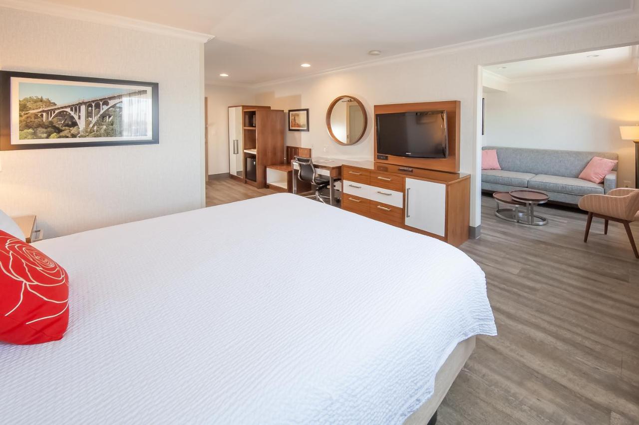 | Pasadena Rose & Crown Hotel