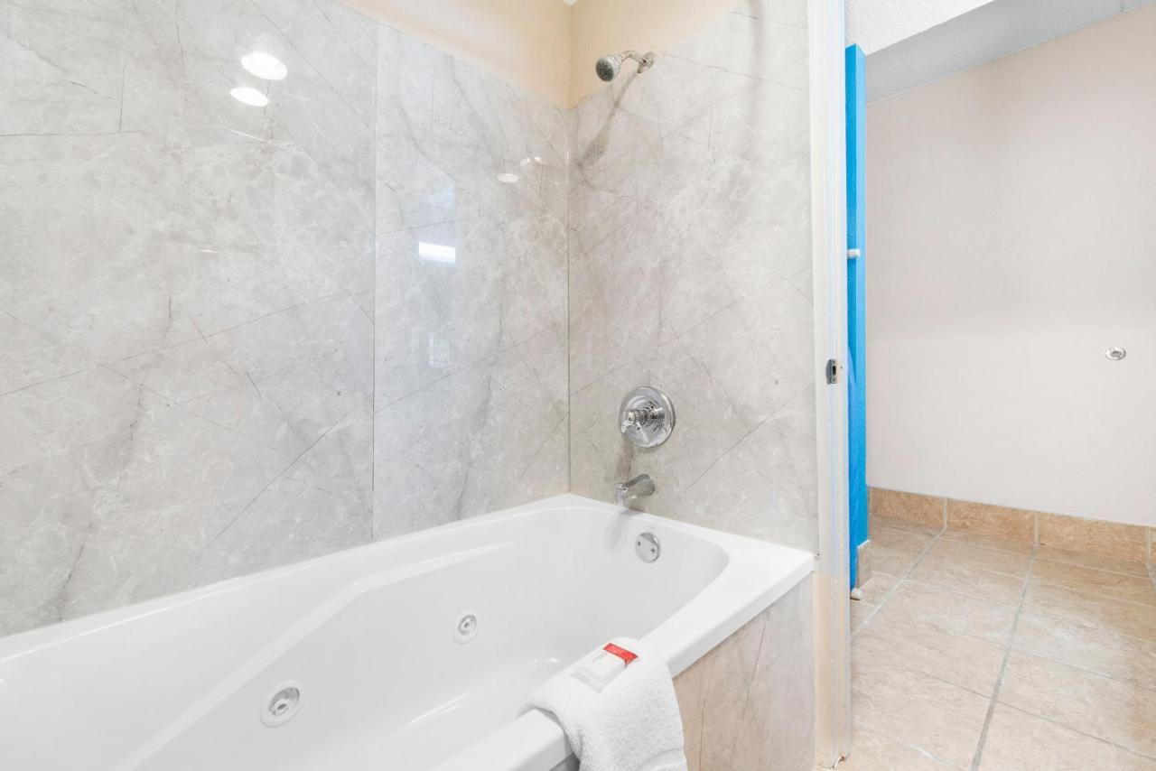 King Suite with Jetted Tub - Non-Smoking at Baymont by Wyndham Muncie Near Ball State University