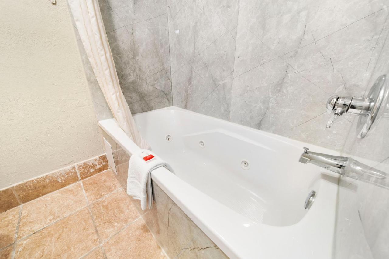 King Suite with Jetted Tub - Non-Smoking at Baymont by Wyndham Muncie Near Ball State University