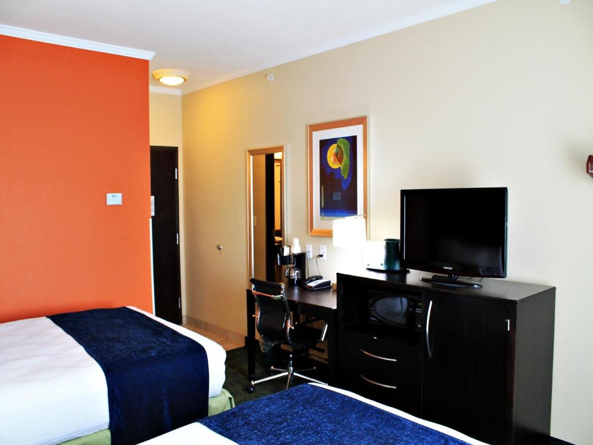 Queen Room with Two Queen Beds at Cityview Inn & Suites Downtown RiverCenter Area