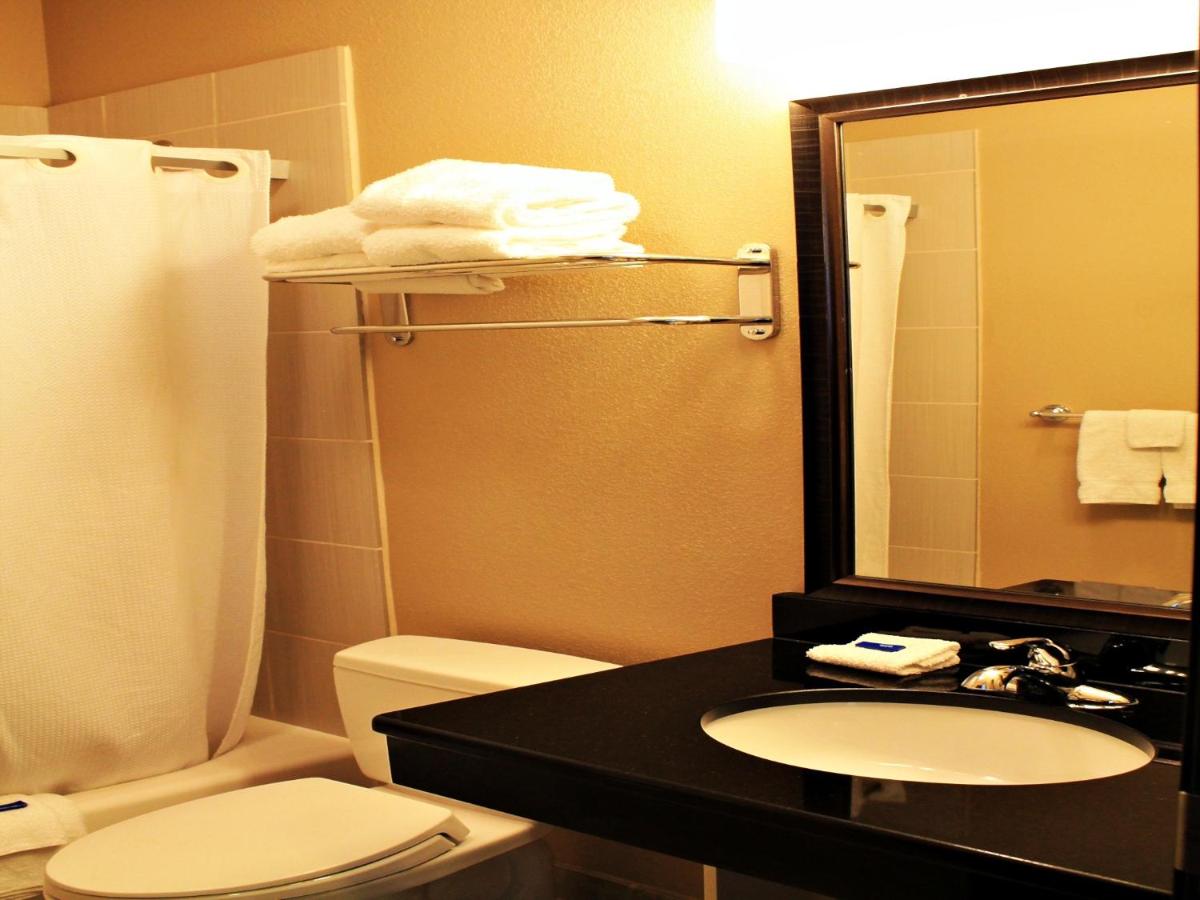 Queen Room with Two Queen Beds at Cityview Inn & Suites Downtown RiverCenter Area