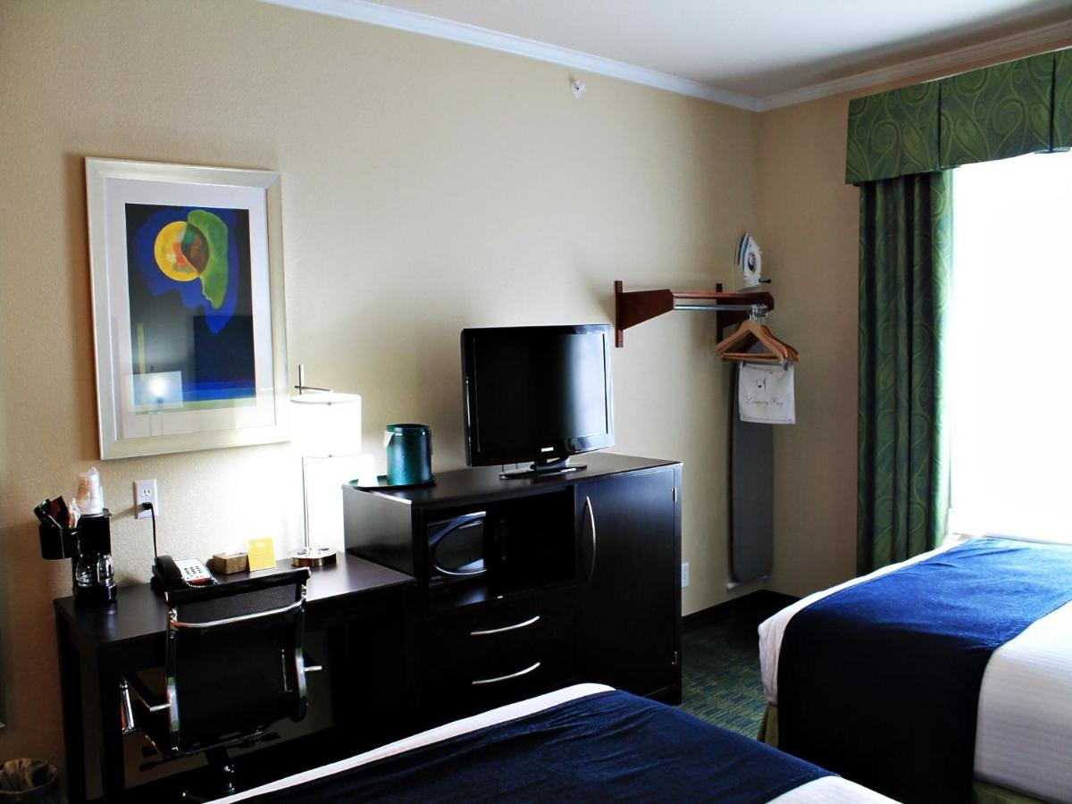Queen Room with Two Queen Beds at Cityview Inn & Suites Downtown RiverCenter Area