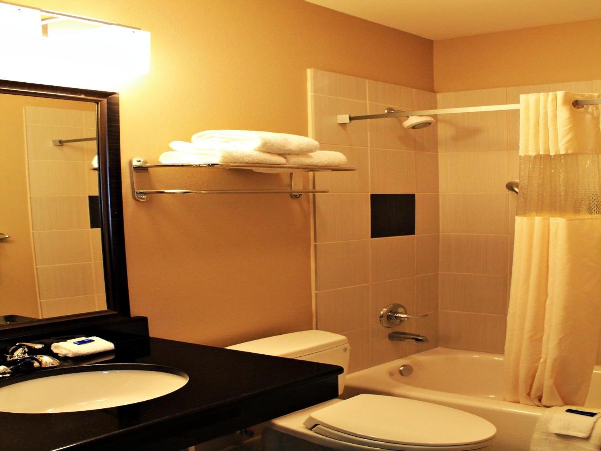Queen Room with Two Queen Beds at Cityview Inn & Suites Downtown RiverCenter Area