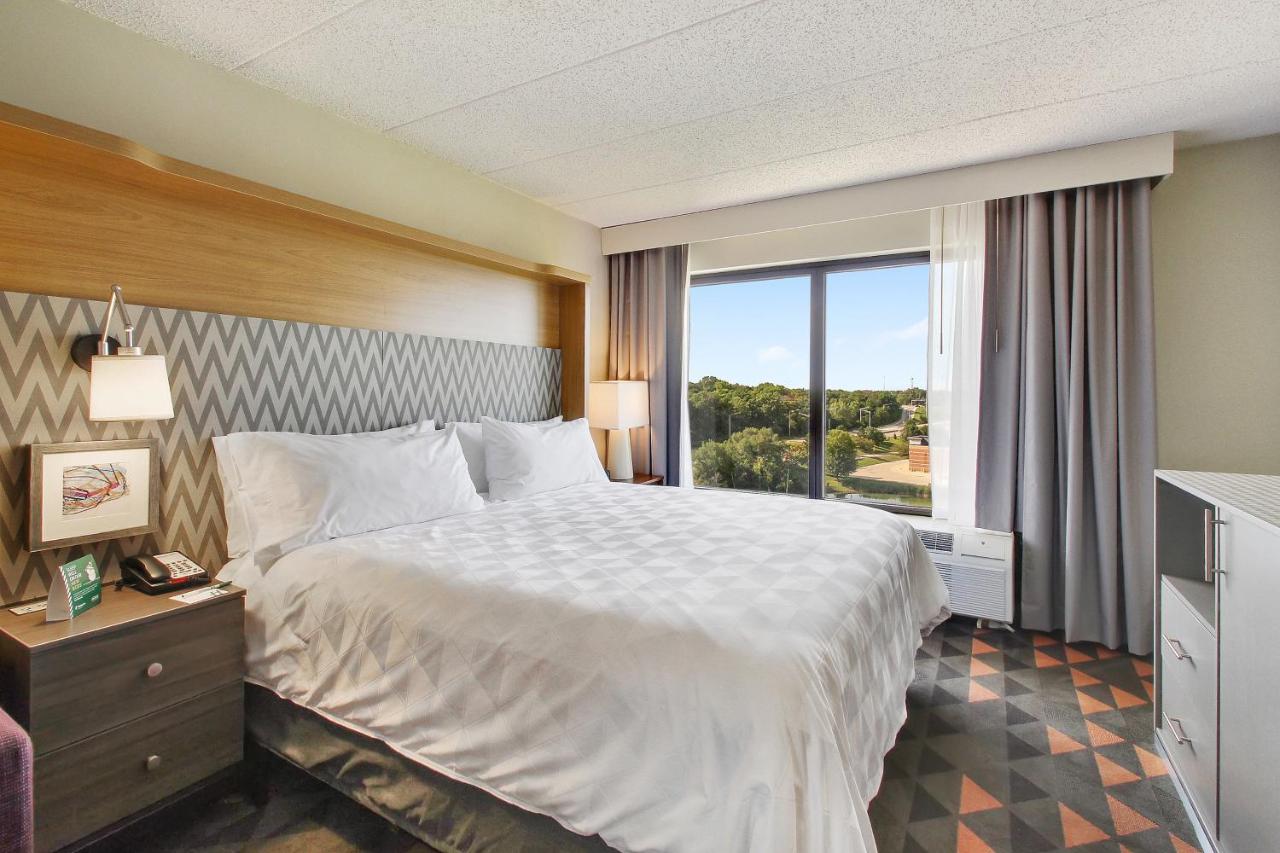 | Holiday Inn Chicago Nw Crystal Lk Conv Ctr, an IHG Hotel