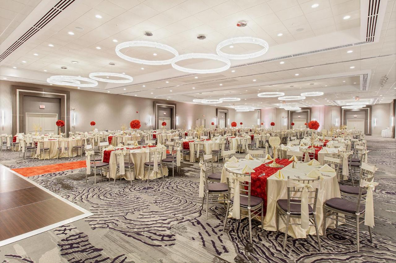 | Holiday Inn Chicago Nw Crystal Lk Conv Ctr, an IHG Hotel