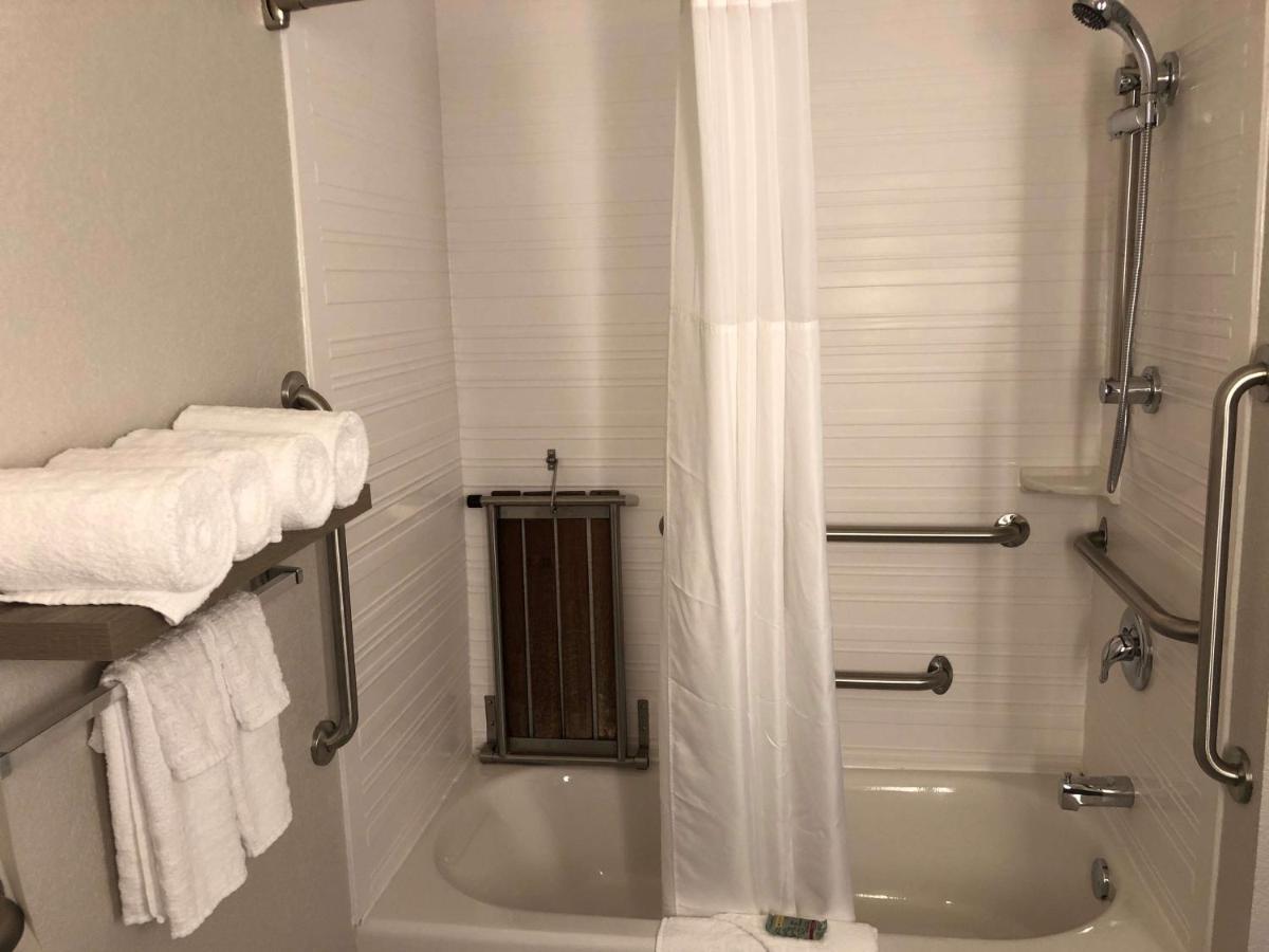 Queen Room with Two Queen Beds and Bath Tub - Mobility Accessible at Best Western Eau Claire South