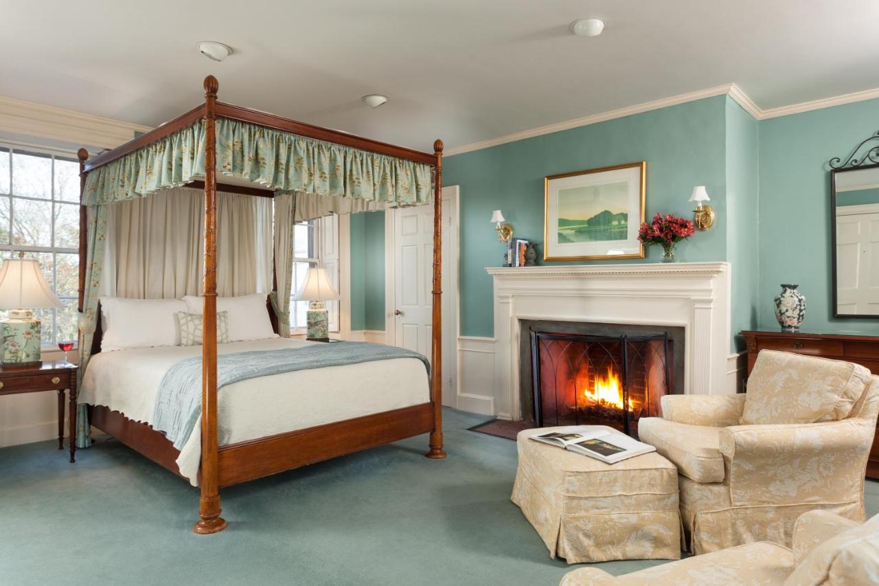 | Harbor Light Inn