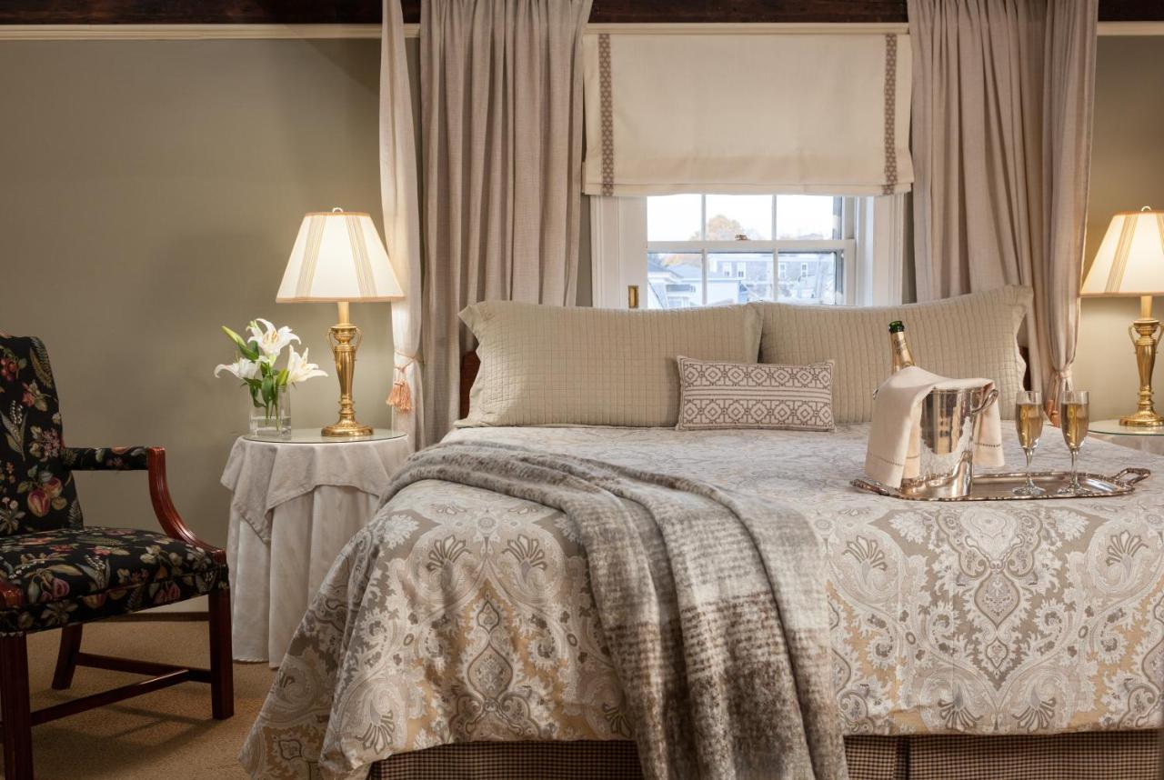 | Harbor Light Inn