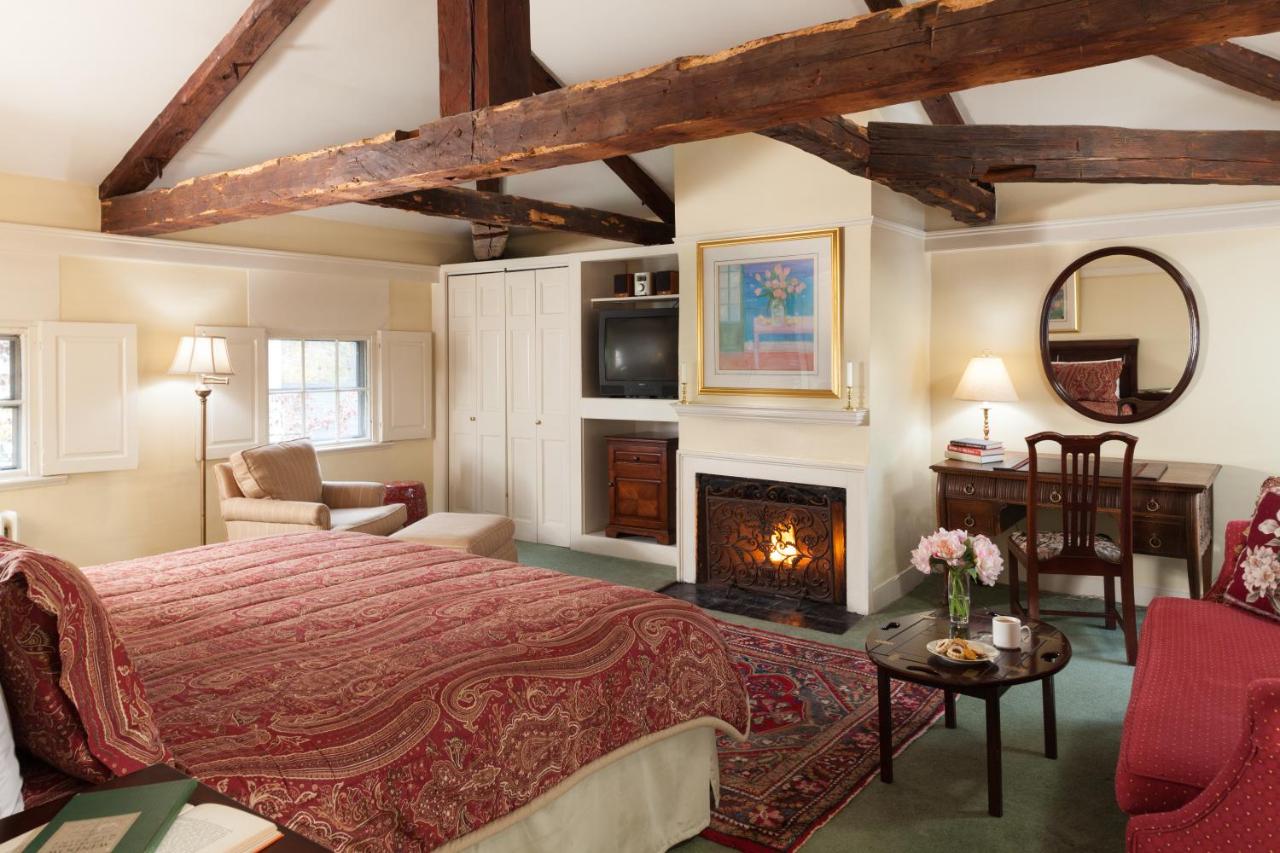 | Harbor Light Inn