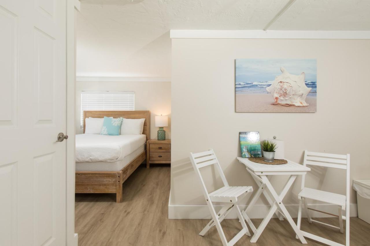 Standard Queen Room at La Jolla Resort