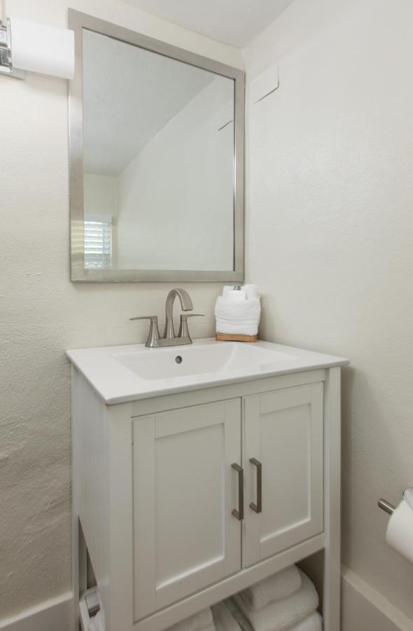 Standard Queen Room at La Jolla Resort