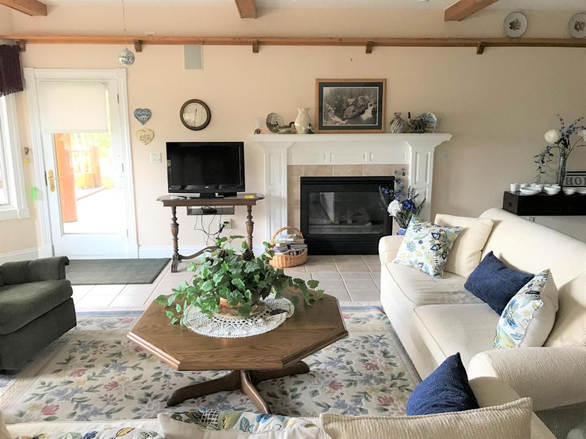 | Sonnenhof Lakewood Manor Bed and Breakfast.