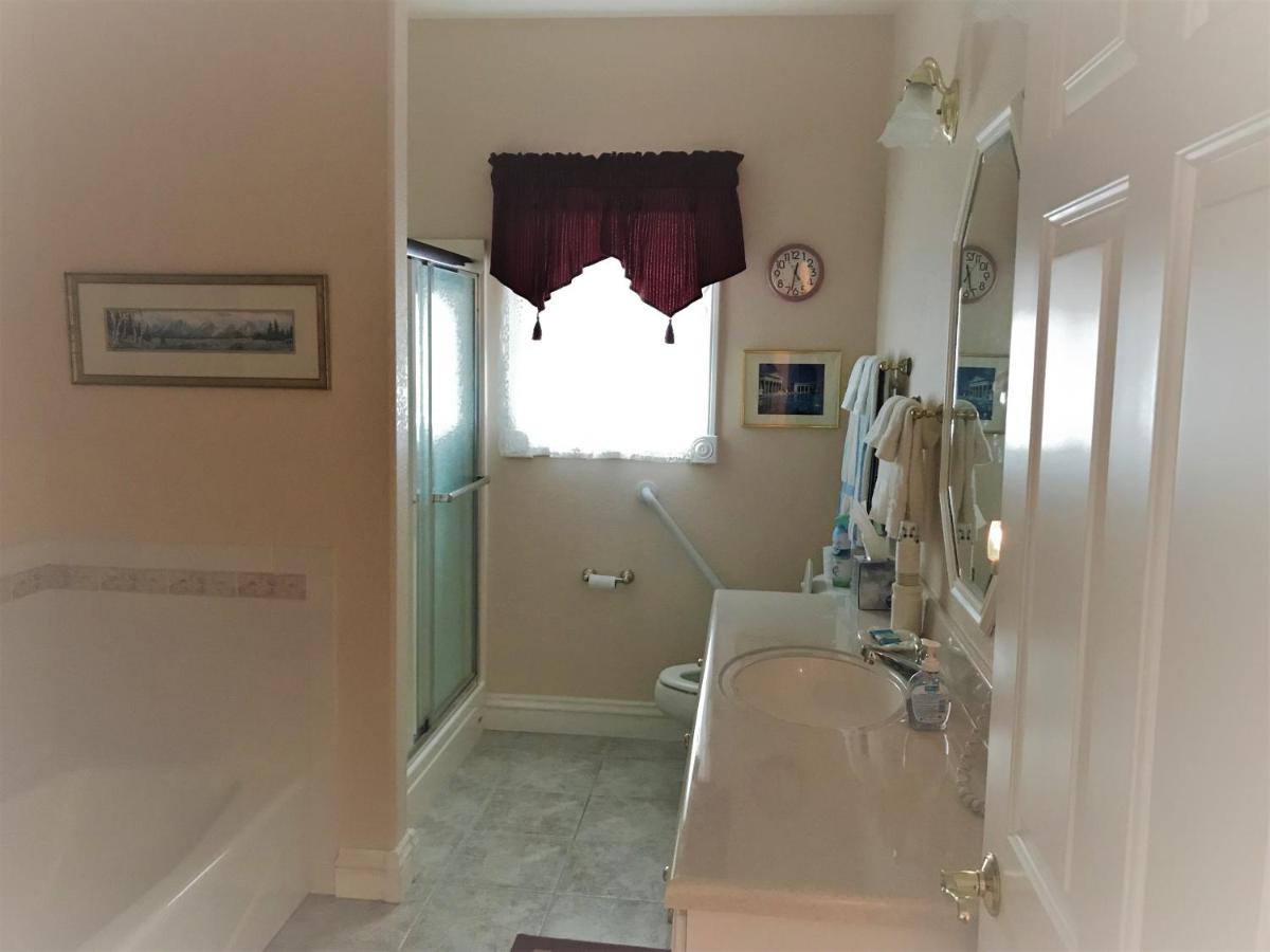 | Sonnenhof Lakewood Manor Bed and Breakfast.