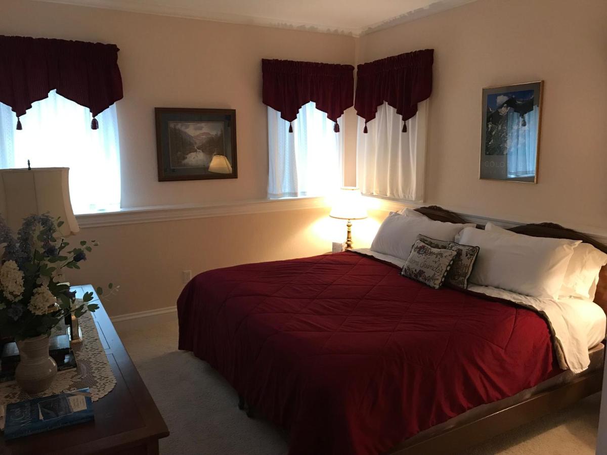 | Sonnenhof Lakewood Manor Bed and Breakfast.