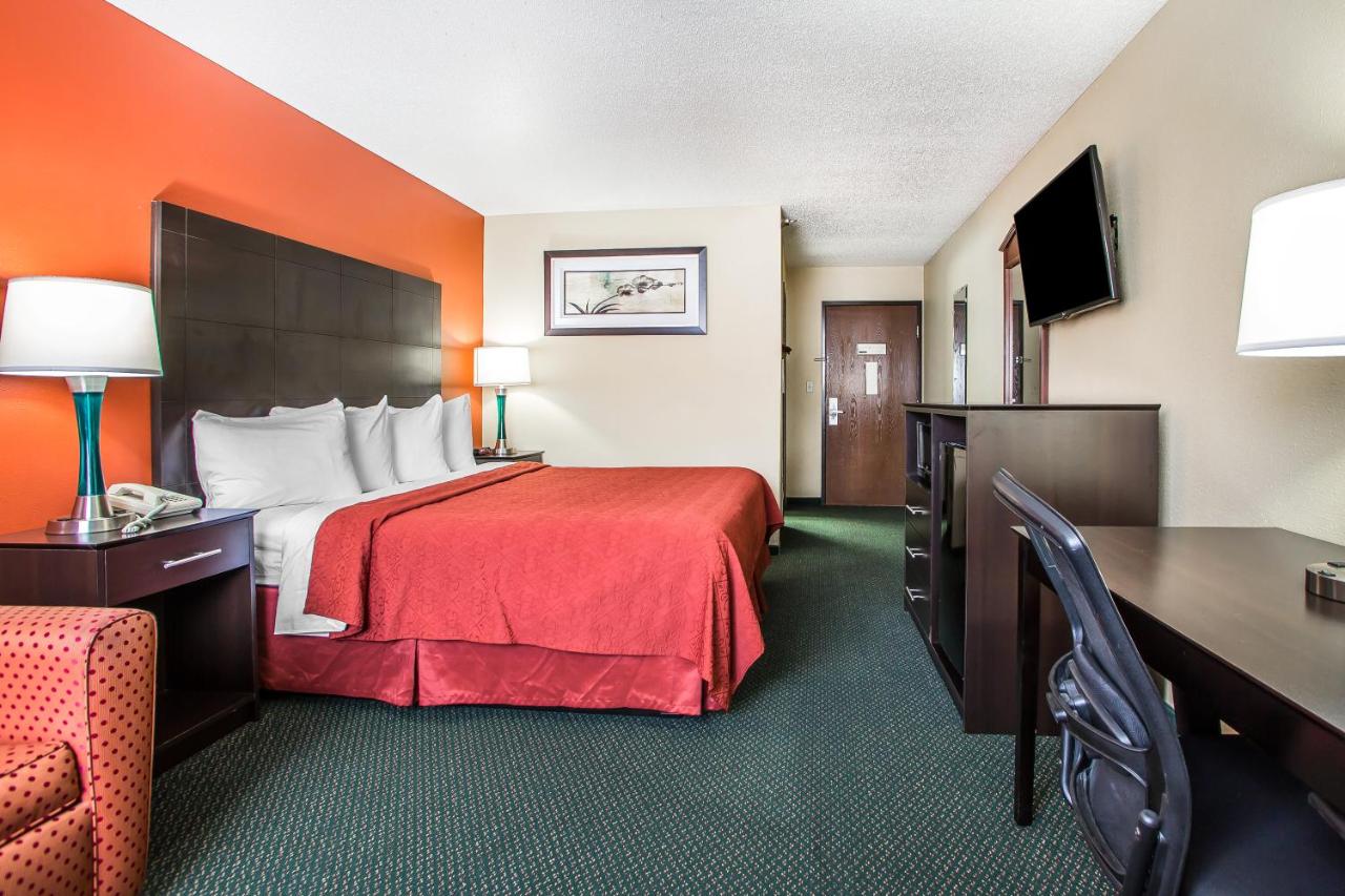 King Room with Sofa Bed - Non-Smoking at Quality Inn Morton at I-74