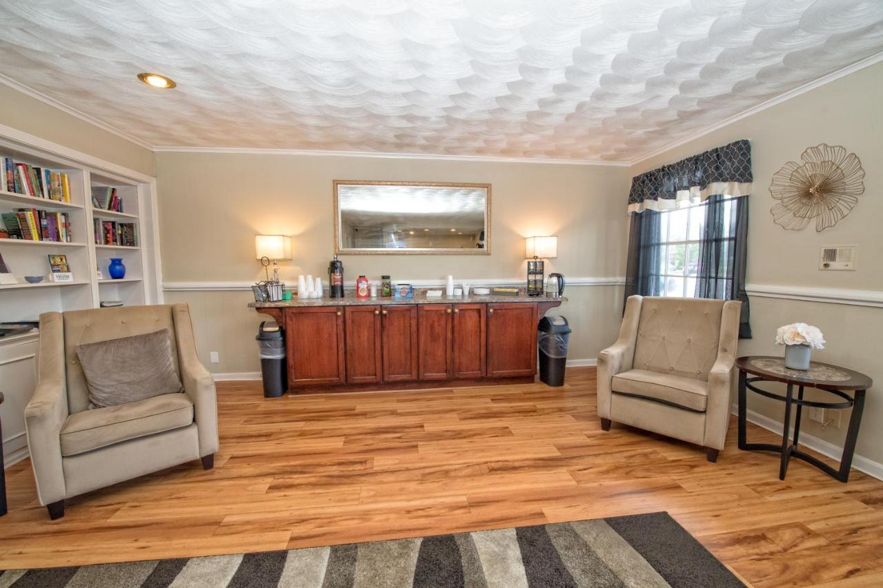 | Colonial Inn Seekonk