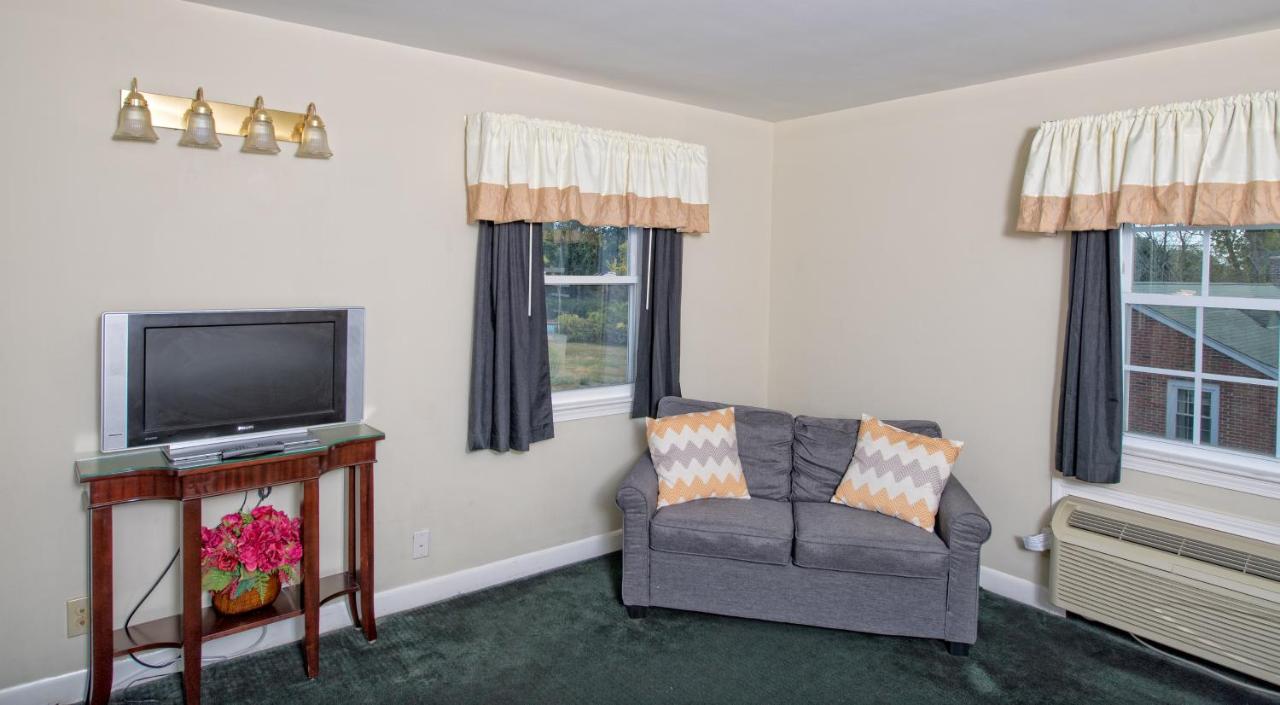 | Colonial Inn Seekonk