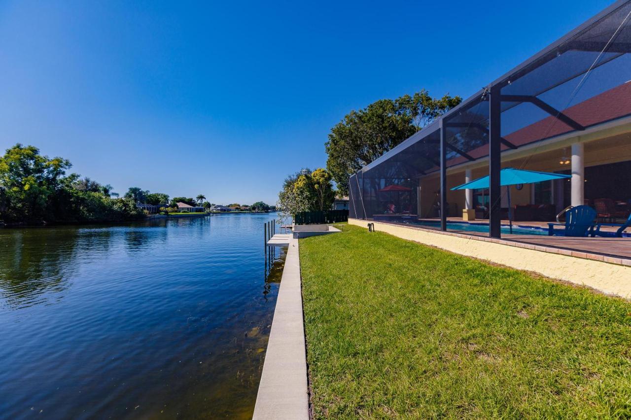 | Scenic water view, 2 master suites with direct pool access - Villa Casa Amarilla