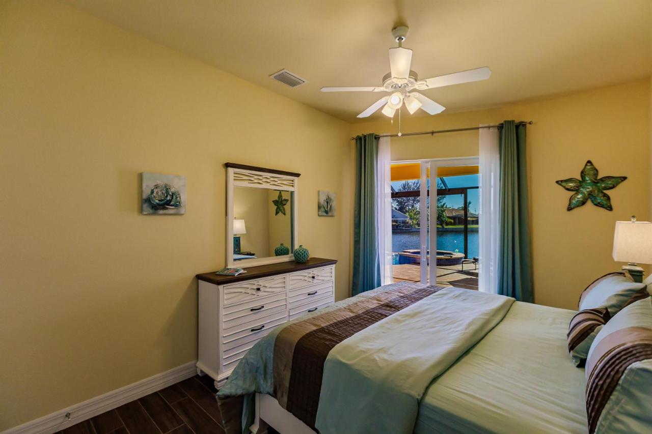 | Scenic water view, 2 master suites with direct pool access - Villa Casa Amarilla