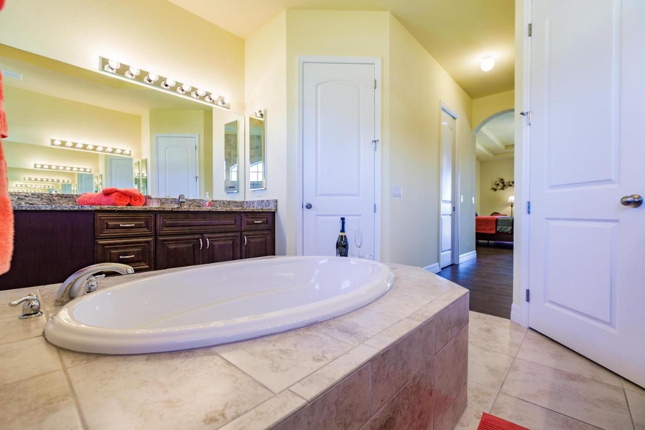 | Scenic water view, 2 master suites with direct pool access - Villa Casa Amarilla