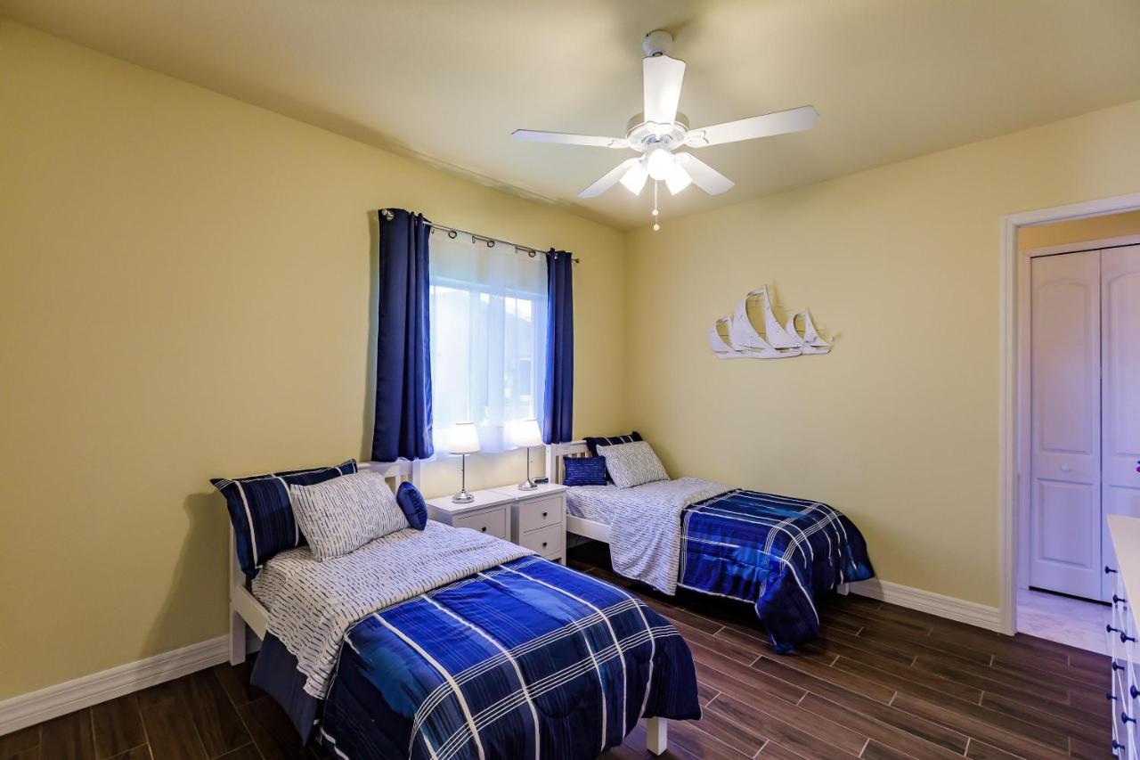 | Scenic water view, 2 master suites with direct pool access - Villa Casa Amarilla