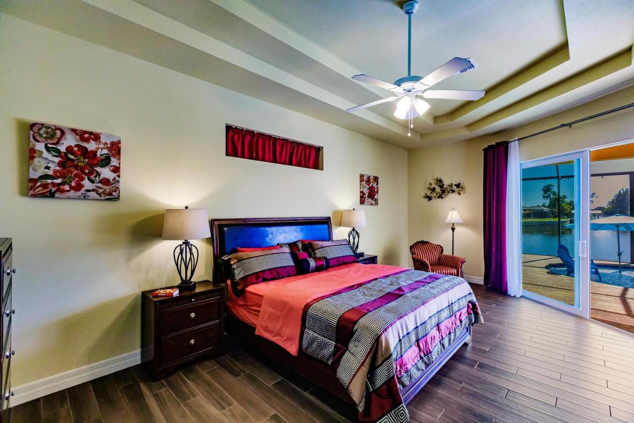| Scenic water view, 2 master suites with direct pool access - Villa Casa Amarilla