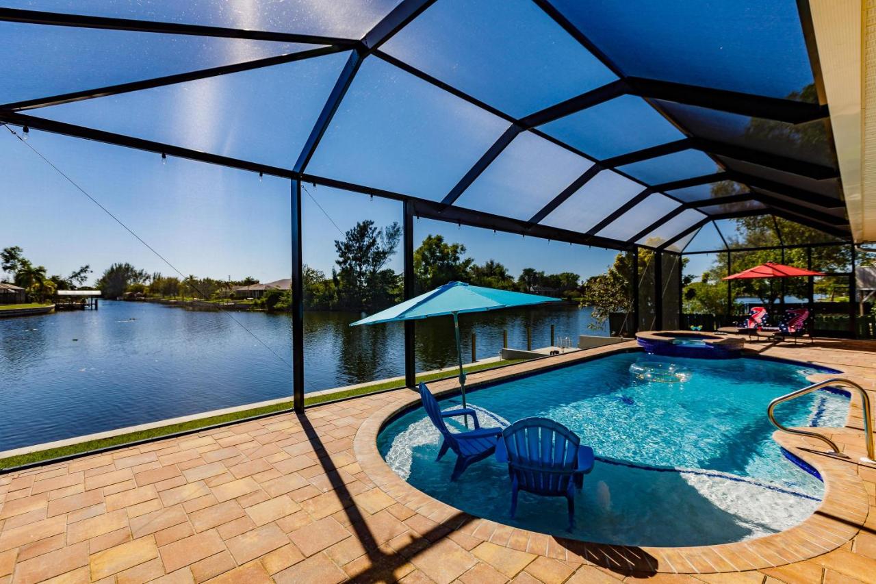 | Scenic water view, 2 master suites with direct pool access - Villa Casa Amarilla