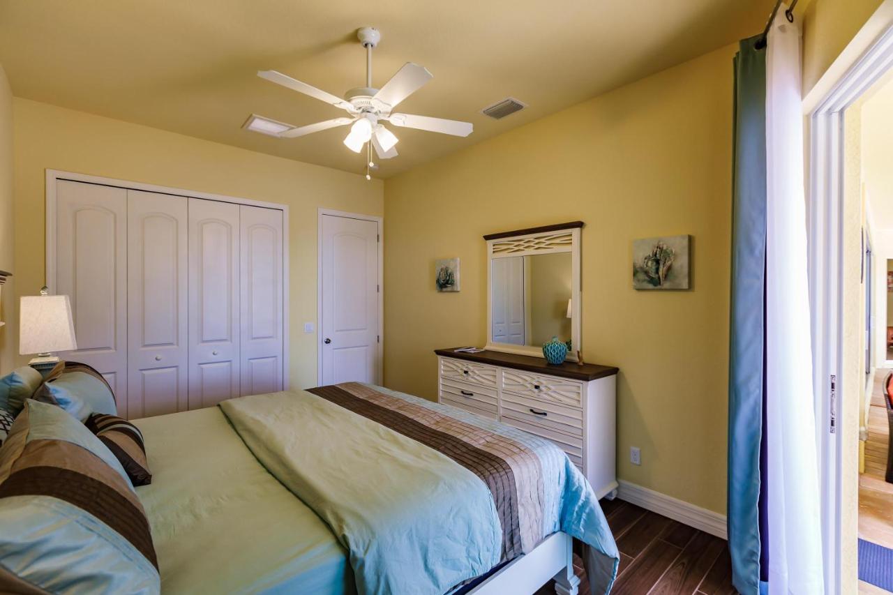 | Scenic water view, 2 master suites with direct pool access - Villa Casa Amarilla