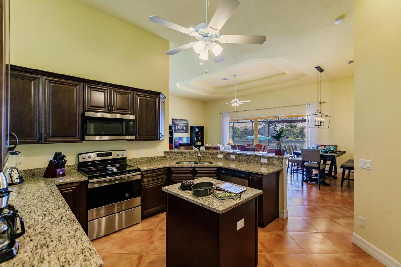 | Scenic water view, 2 master suites with direct pool access - Villa Casa Amarilla