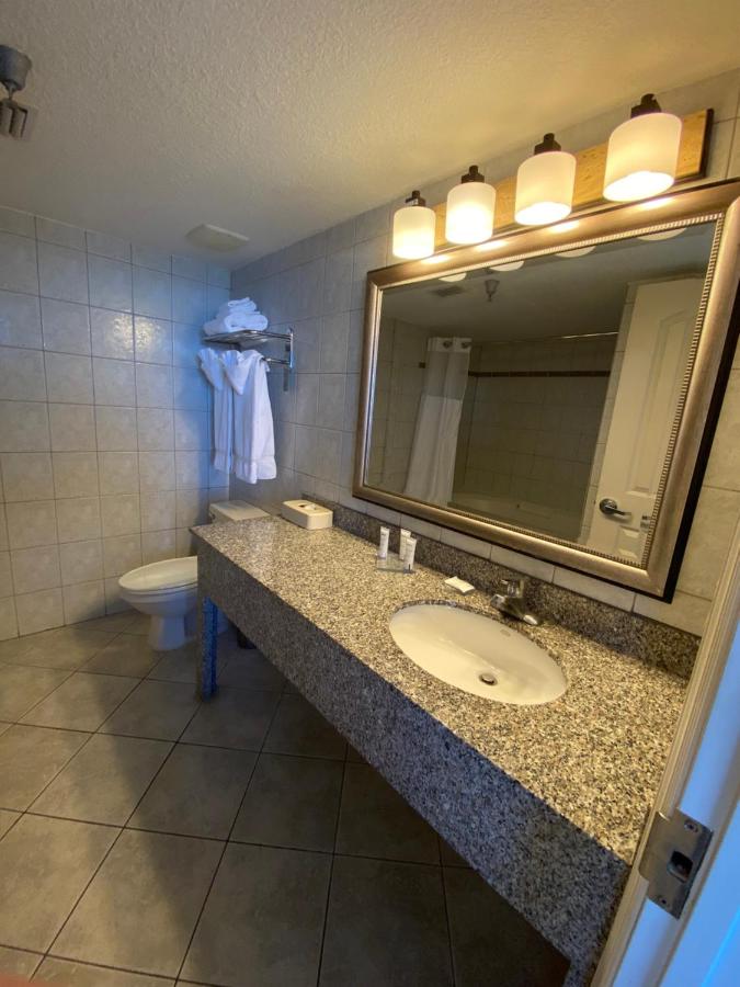 Oceanfront Premium King Studio Suite with Whirlpool - Non-Smoking at Radisson Suite Hotel Oceanfront