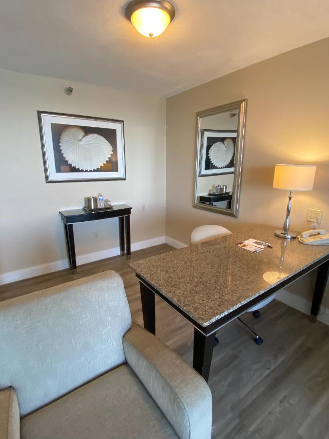  | Radisson Suite Hotel Oceanfront