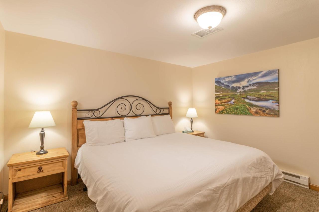 Standard King Room at Discovery Lodge