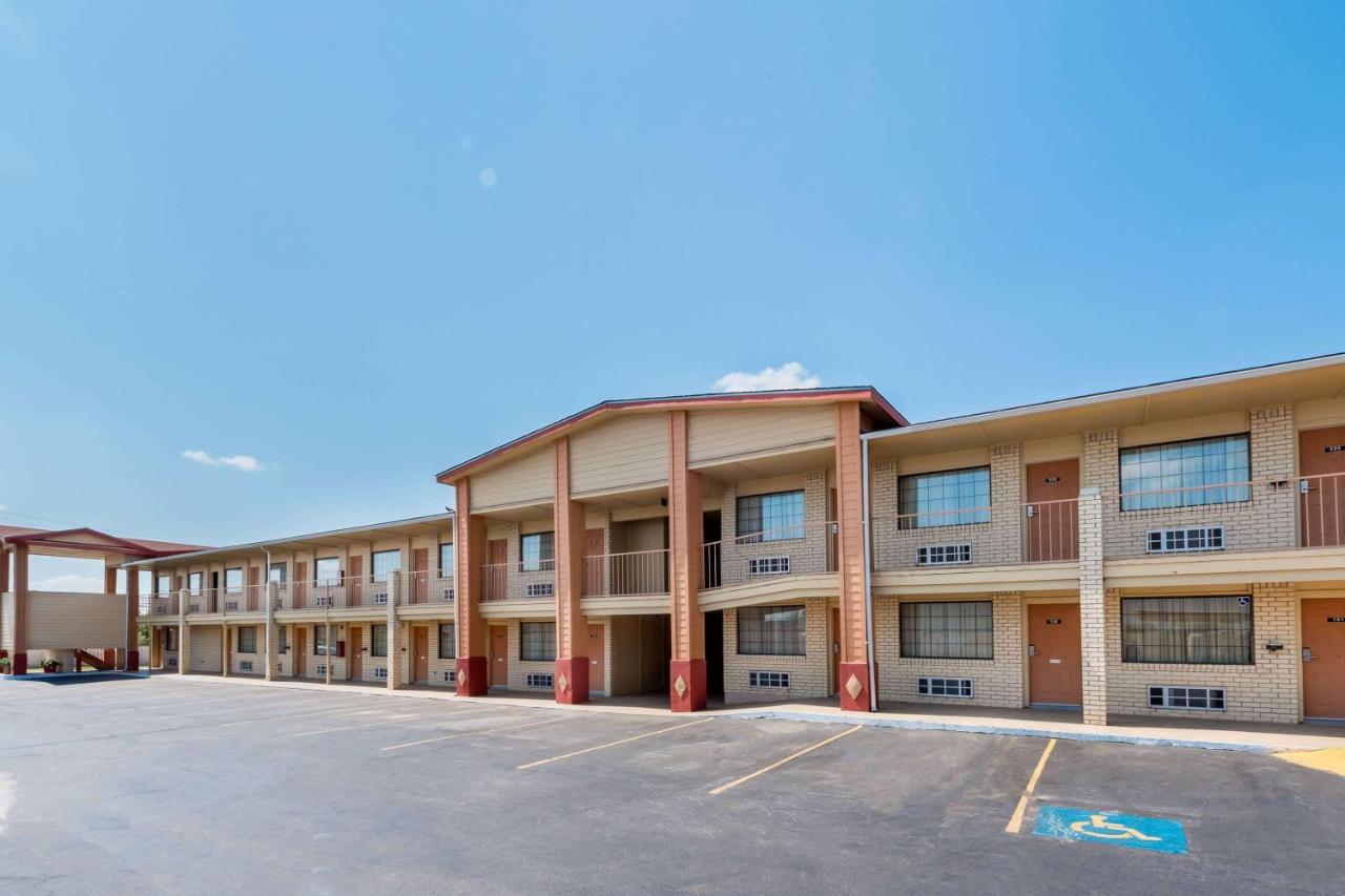 | Super 8 by Wyndham Waco/Mall area TX