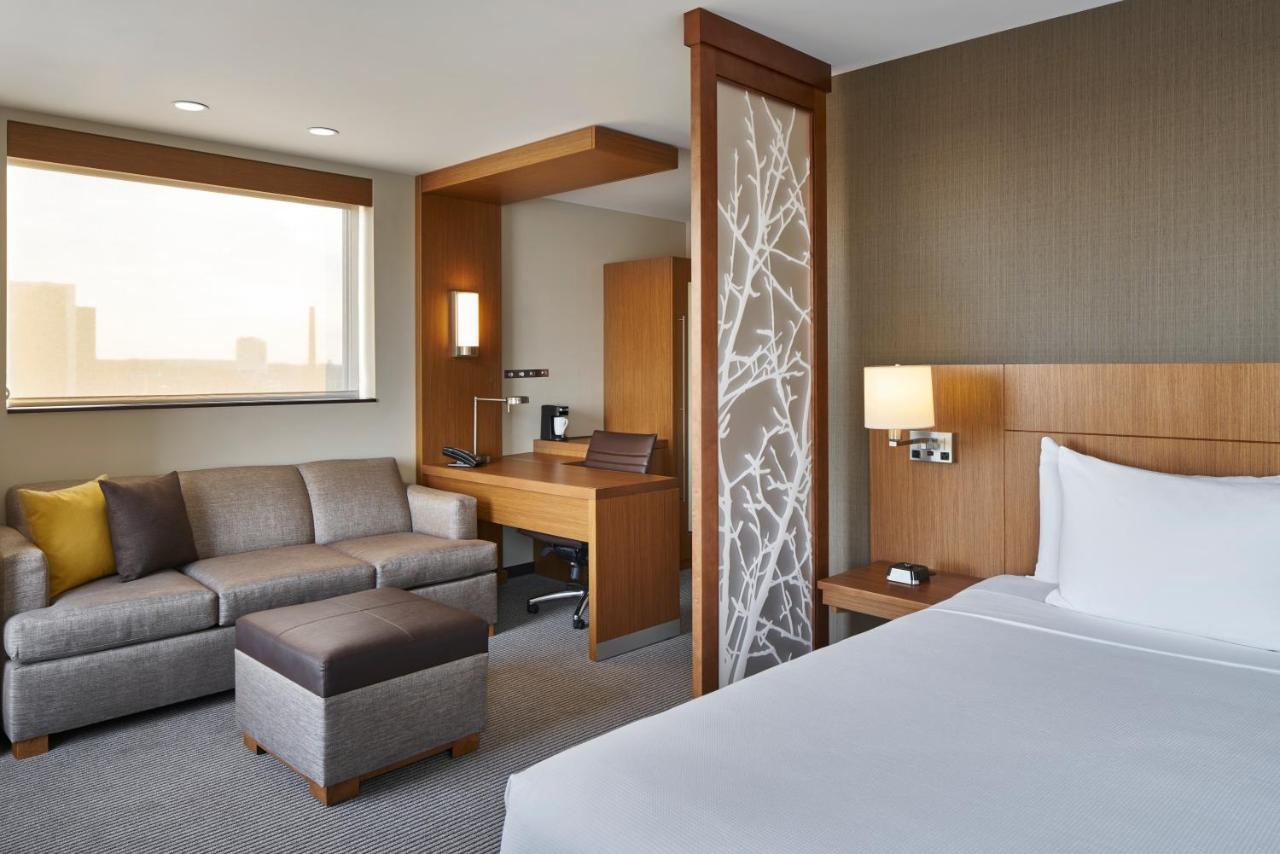King Room with River View at Hyatt Place Wilmington Riverfront