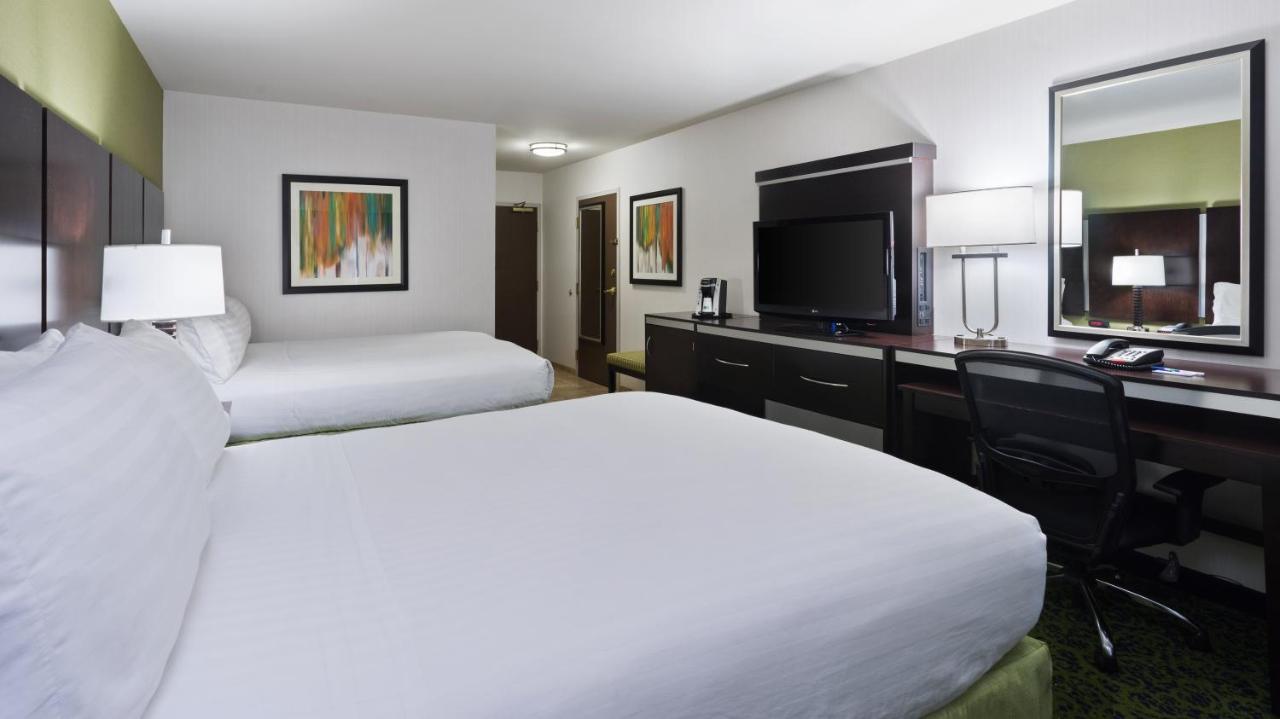 Queen Room with Two Queen Beds at Holiday Inn Express & Suites Stroudsburg-Poconos by IHG