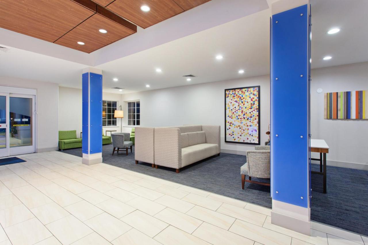 | Holiday Inn Express & Suites Corona